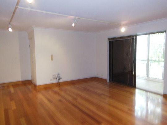 Easy stroll to West End shops and restaurants - Photo 1