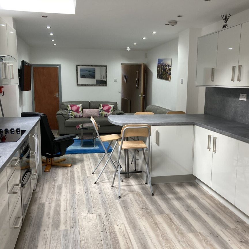 6 bedroom house to rent - Photo 1