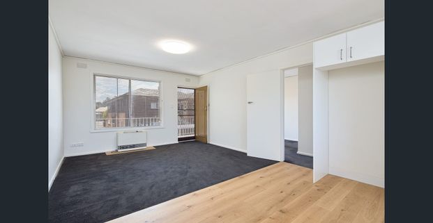 Bright, renovated, 1st flr & in perfect location - Photo 1