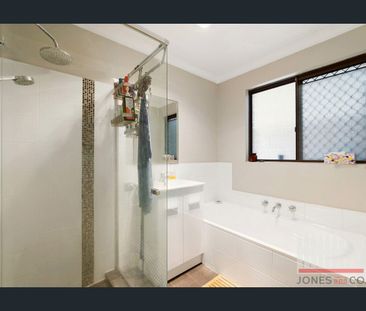 Charming 3-Bedroom Villa – Modern Comforts & Low-Maintenance - Photo 4