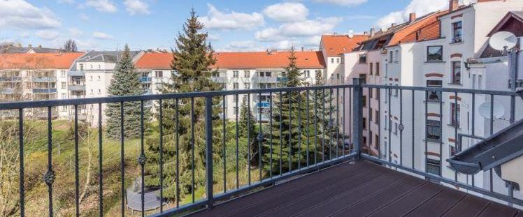 moderne Einbauküche, Dachgeschoss, Balkon - 3 Raumwohnung in Haselbrunn von Plauen zur Miete - Photo 1