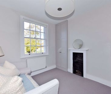 Short let: all bills included. Immaculately presented and high-spec... - Photo 3