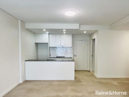 Modern One-Bedroom Apartment with One Study in Heart of Merrylands - Photo 4
