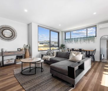 Luxurious Open-Plan Living in the heart of Denman Prospect - Photo 3