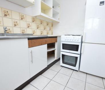 3 bedroom flat to rent - Photo 4