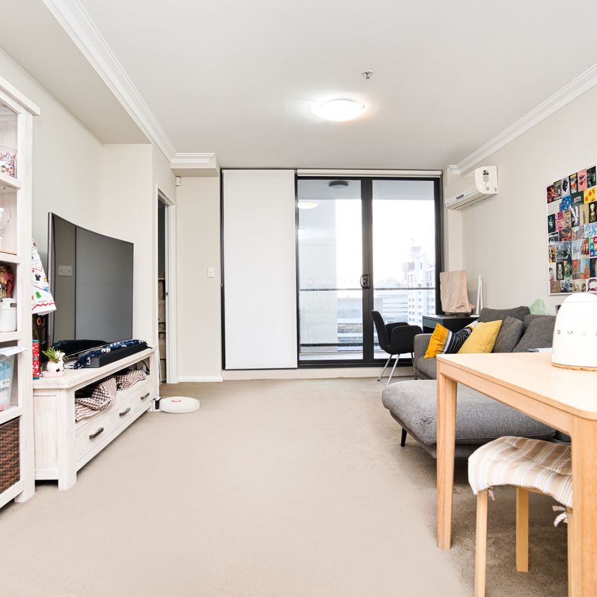 Modern High Level 2 Bedrooms Apartment Available For Lease!!! - Photo 1