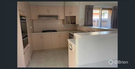 Spacious 3 Bedroom Family Home With Inground Pool!! - Photo 5