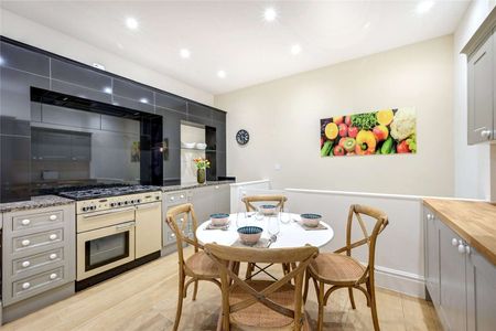 Located close to the River Thames in Chelsea, this is a wonderfully placed terraced house offering bright and modern accommodation. - Photo 2