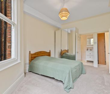 Greencroft Gardens, South Hampstead, London - Photo 1