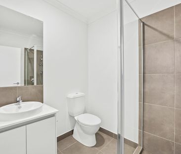 Spacious 4-Bedroom Townhouse - Photo 4