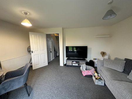 3 bedroom semi-detached house to rent - Photo 2