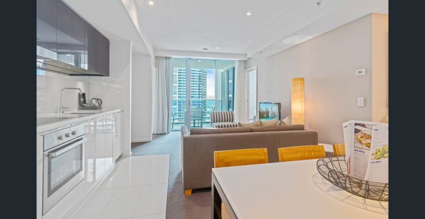 HILTON IMMACULATE 2 BEDROOM/2 BATHROOM, FULLY FURNISHED APARTMENT. 4-5 Month Lease. - Photo 1