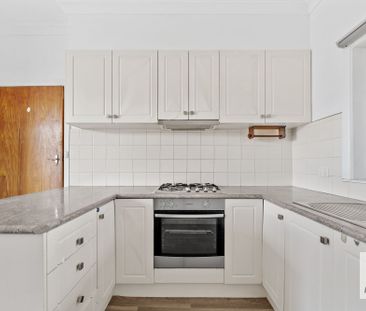 Spacious Family Home In Prime Location - Photo 2