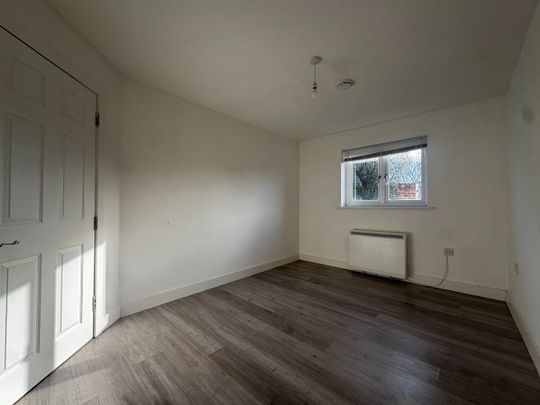 1 Bed Flat, Block, SO15 - Photo 1