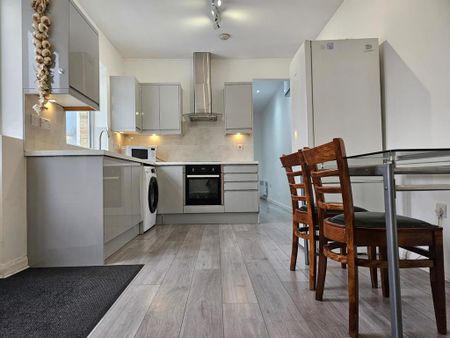 3 bedroom flat to rent - Photo 5