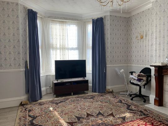 5 Bed Terraced House, Gordon Road, IG1 - Photo 1