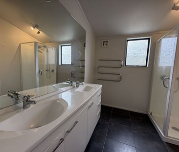 Spacious Family Home with Huge Section & Extra Rooms - Photo 5