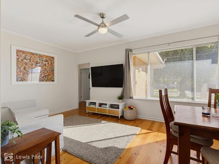 Comfortable Three-Bedroom Family Home in Convenient Mitchell Park - Photo 2