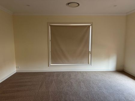 Neat 3 Bedroom Home in Quiet Court Location - Photo 3