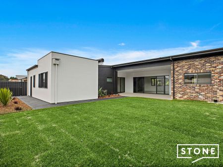 Stunning Four Bedroom Home in Emerald Beach Estate - Photo 4