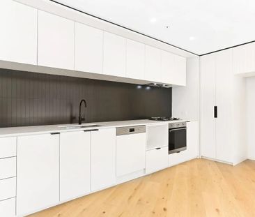 Spacious Two-Bedroom Apartment with Large Private Courtyard - Photo 3