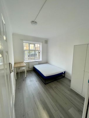 Room in a Shared Flat, Marina Court, E3 - Photo 1