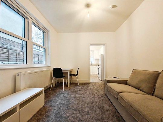 1 bedroom in a house share to rent - Photo 1