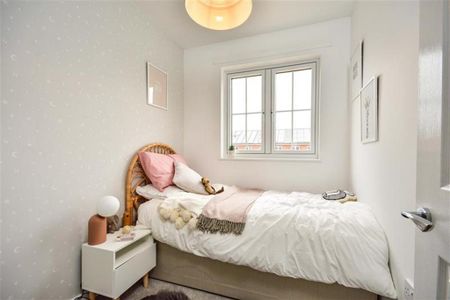 3 bedroom end of terrace house to rent - Photo 4