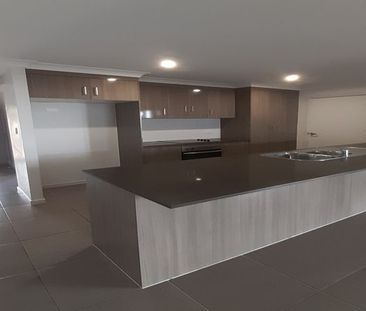 4 BEDROOM PLUS STUDY LOWSET BRICK HOME. - Photo 4