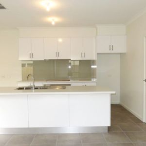 Spacious 3-Bedroom Home with City Views in Wollert - Photo 3