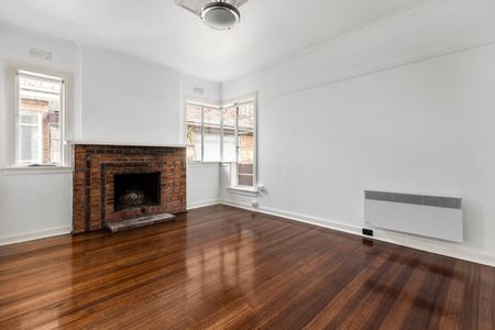 CLASSIC SPACIOUS ART DECO APARTMENT - Photo 3
