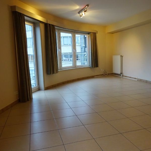 Lichtrijk hoekappartement met 2 kamers, ruim terras met prachtig zicht en garage - Photo 1