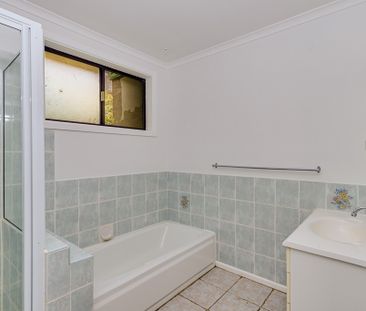 Four bedrooms and one Bathroom house in Lindisfarne Available NOW - Photo 4