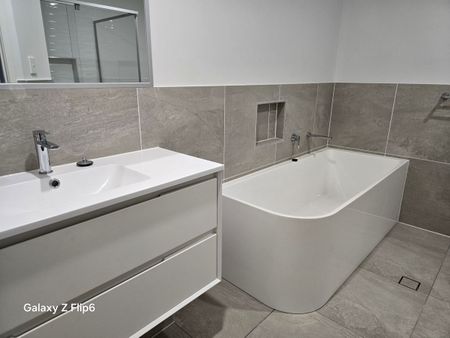 ULTRA MODERN LUXURY 3 BEDROOM TOWNHOUSE with DUCTED AIR-CON - Photo 5