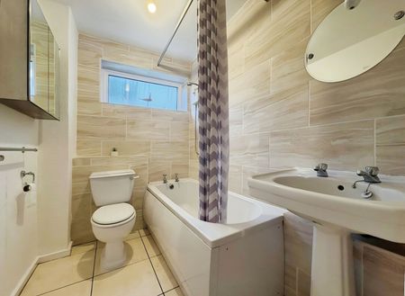 2 bedroom Flat To Let - Photo 2