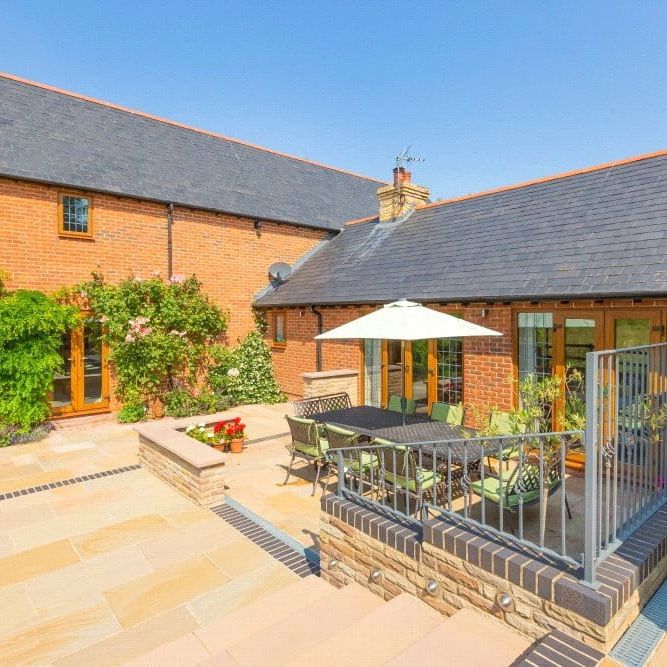 A stunning 5 bedroom family home situated on the outskirts of Wantage overlooking fields. The property offers open plan family living, 5 bedrooms, study, beautiful gardens and spacious terraces, perfect to enjoy country living with the convenience of a popular market town. - Photo 1