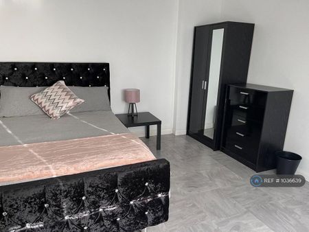 1 bedroom in a house share to rent - Photo 3
