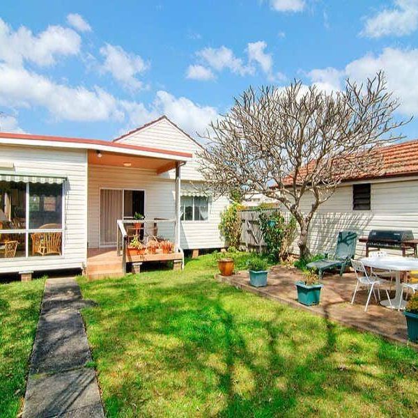 Beautiful spacious 3 bed room house in a quiet and convenient street - Photo 1