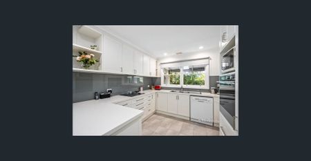 Spacious Four-Bedroom Family Home in a Prime Location - Photo 5