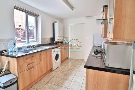 Alexandra Road, Wellingborough, NN8 - Photo 2
