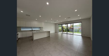 Captivating 4-Bedroom House ! - Photo 2