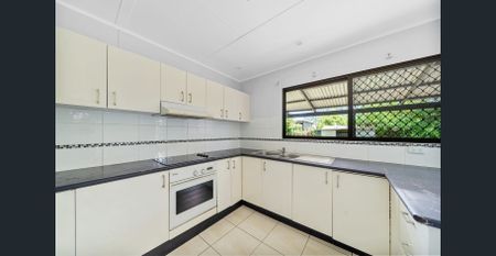 Modern Family Retreat In Boronia Heights - Photo 4