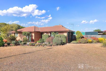 Beautifully Presented Family Home in Prime Melton West Location! - Photo 2