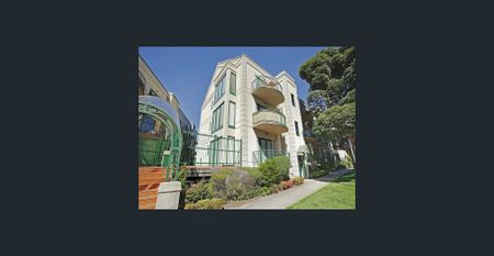 Perfectly positioned in the heart of Glen Iris, - Photo 2