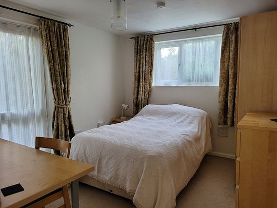Attractive One Bedroom Flat in Quiet Leafy Street, 3 Miles from Oxford and Close to Oxford Parkway Rail Station - Photo 1