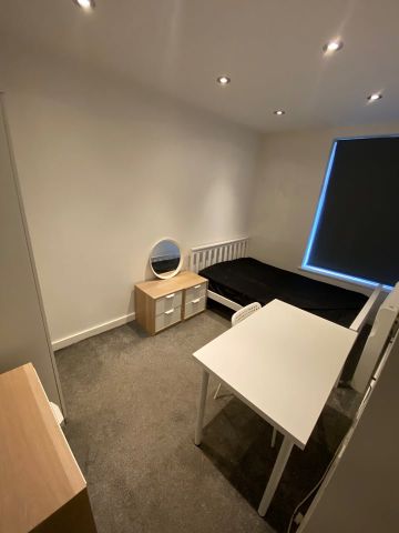 5 Bed Terraced House, Strawberry Road, M6 - Photo 3