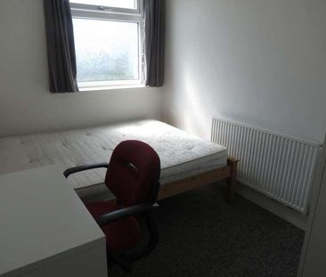 Bedroom Semi Detached House In Winton, BH9 - Photo 3