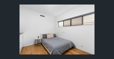 Contemporary Family Entertainer in Prime Position - Photo 5