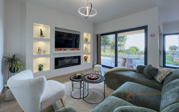 Pronájem domu 235 m² s pozemkem 235 m² - Photo 1