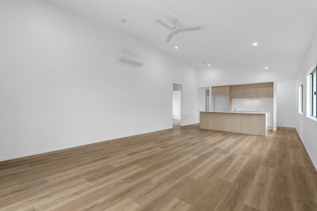 HIGH SPEC, EXECUTIVE ENTERTAINER IN SOUGHT AFTER SMITHFIELD POCKET! - Photo 2